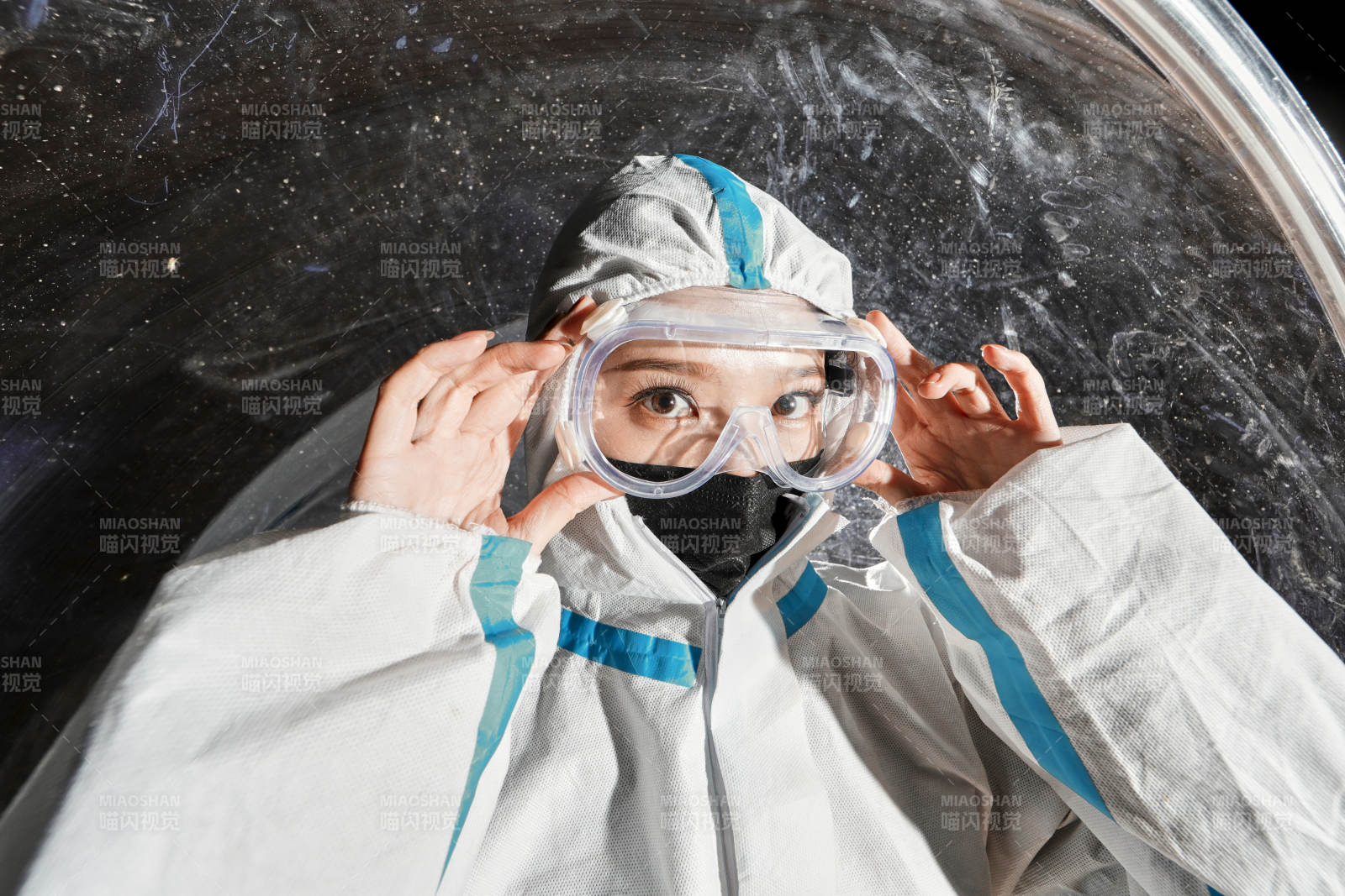 穿白色防护服佩戴护目镜口罩的女性防护人员