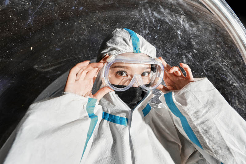 穿白色防护服佩戴护目镜口罩的女性防护人员