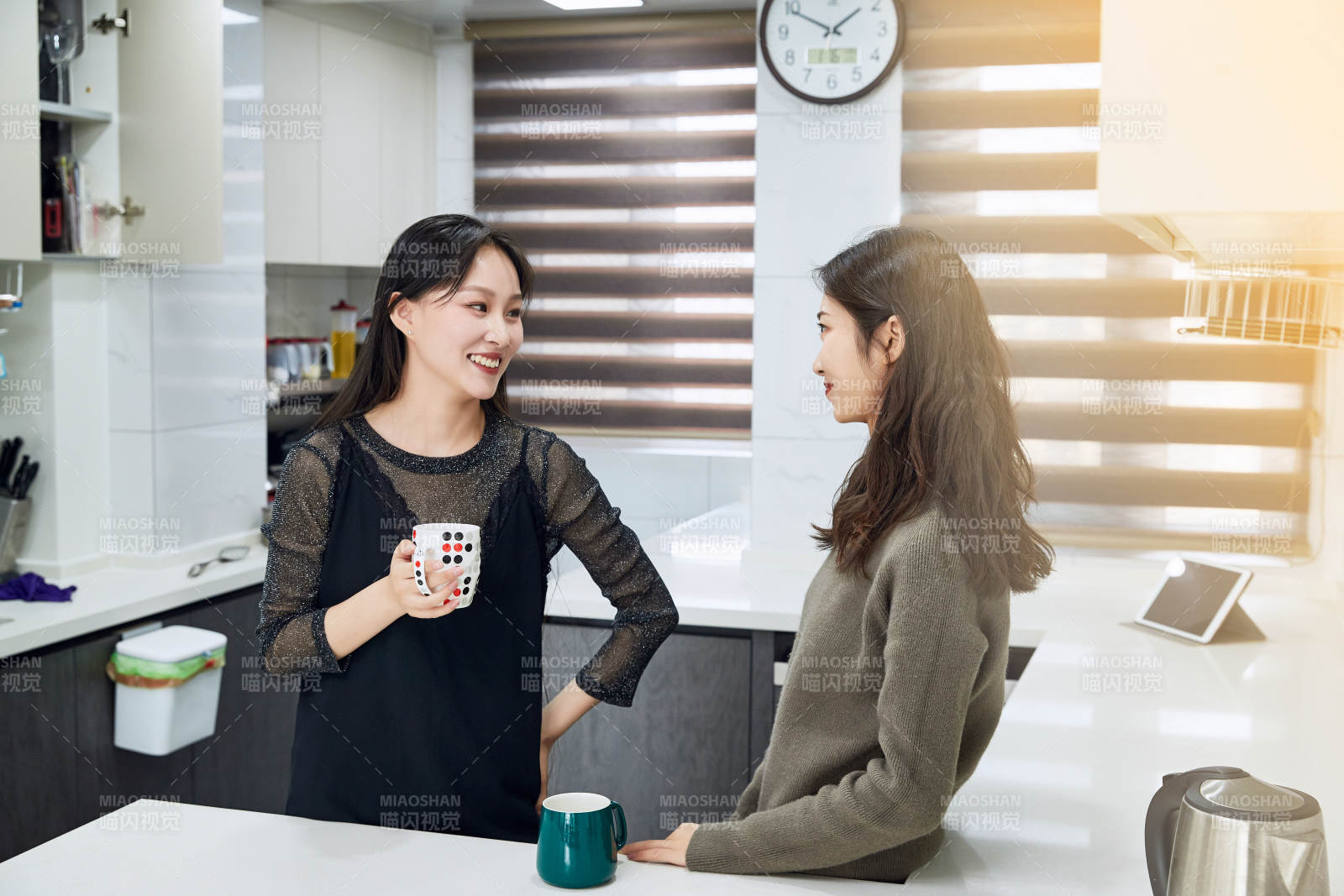 在餐廳喝咖啡閑聊的亞洲閨蜜