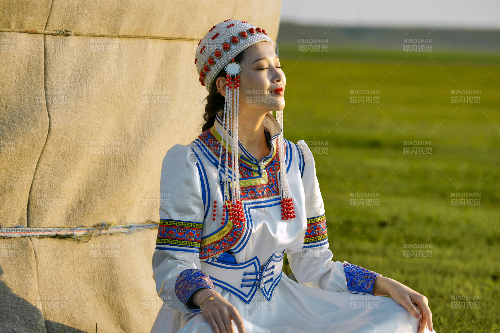 草原上穿著蒙古族傳統(tǒng)服飾的亞洲年輕美少女