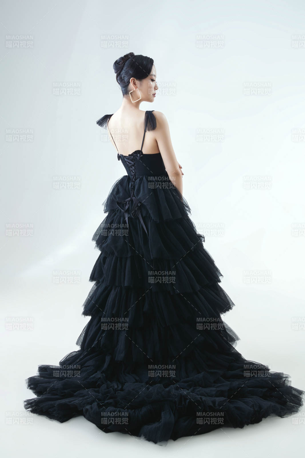 棚拍白色背景下的潔白婚紗新娘美妝