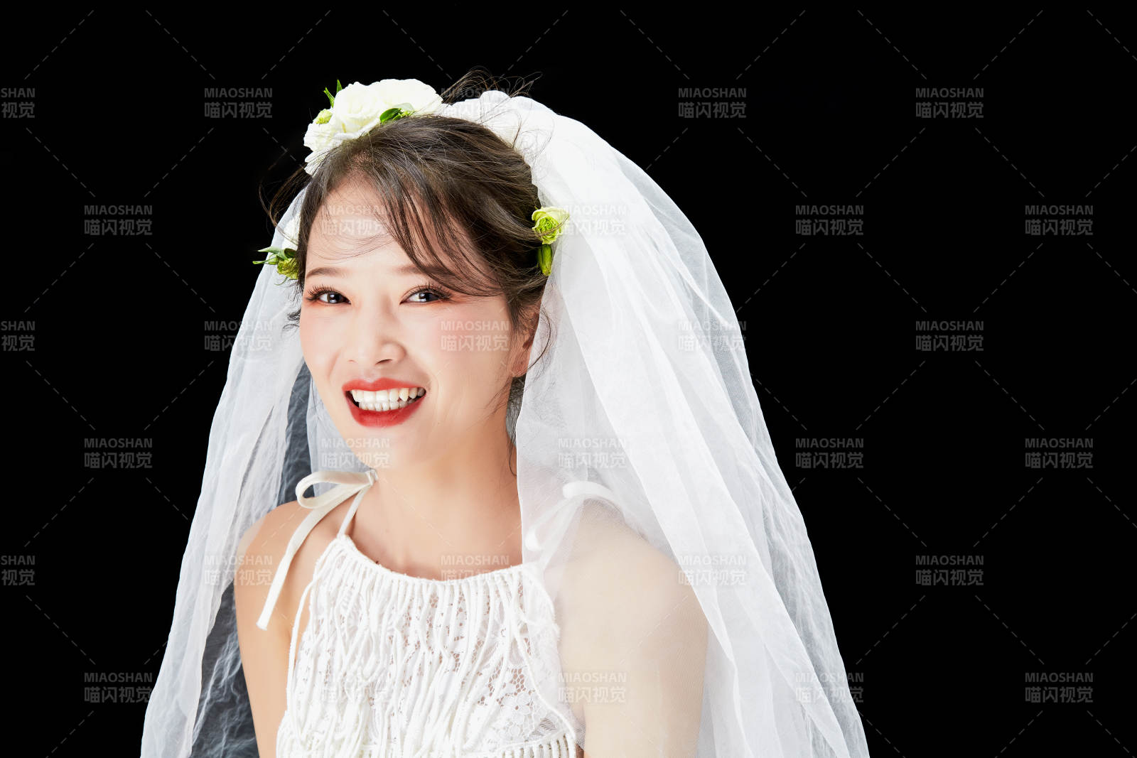 黑色背景下的美妆新娘彩妆人像图片