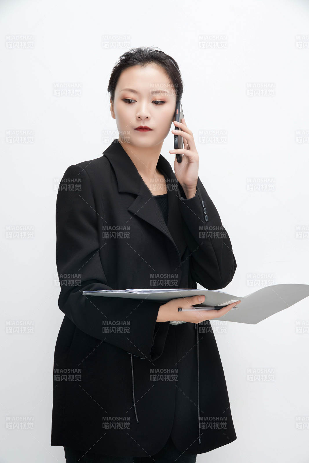 白色背景下拿著文件夾的美麗商務女士