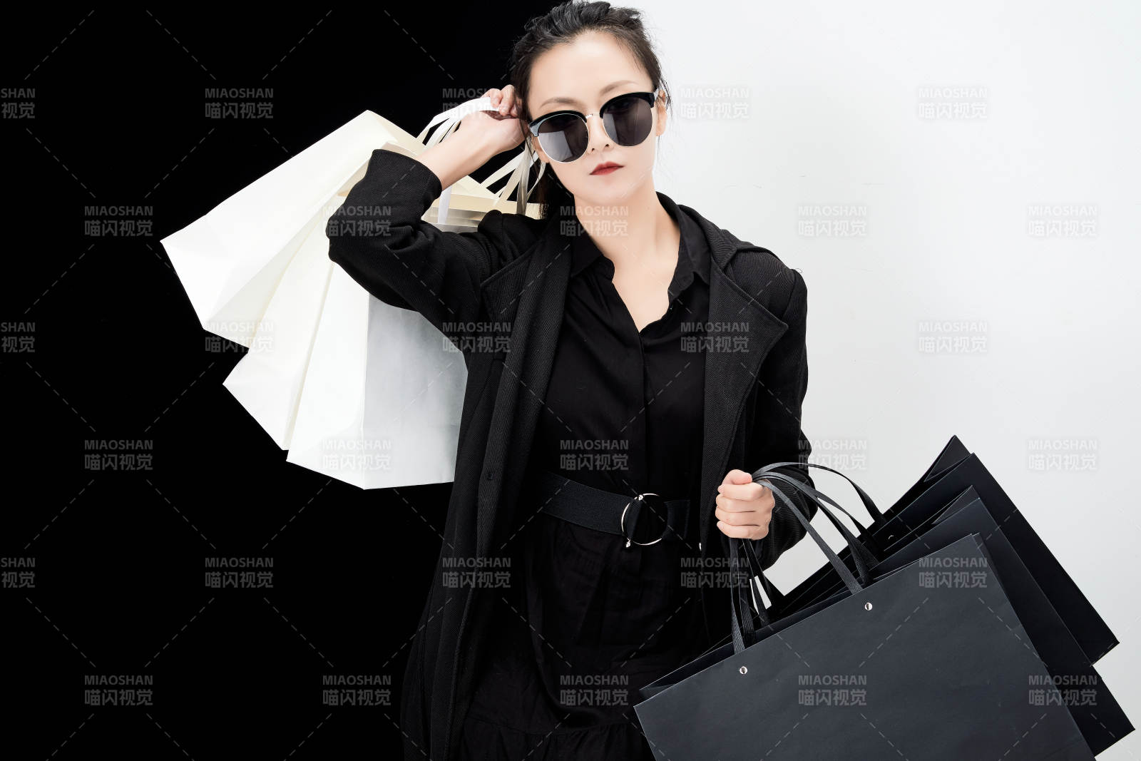 黑白色背景下的手提購物袋的時尚亞洲少女