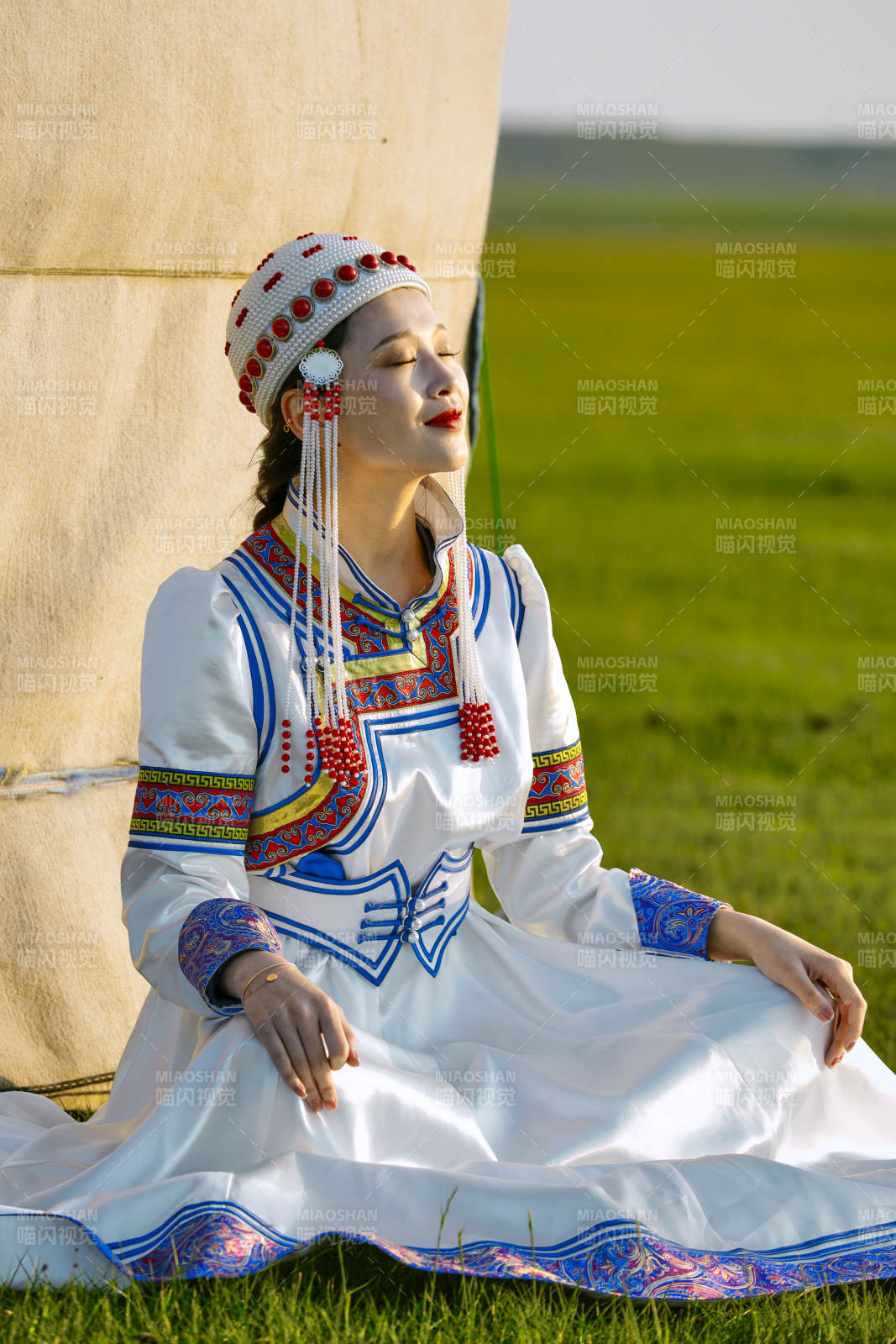 草原上穿著蒙古族傳統服飾的亞洲年輕美少女