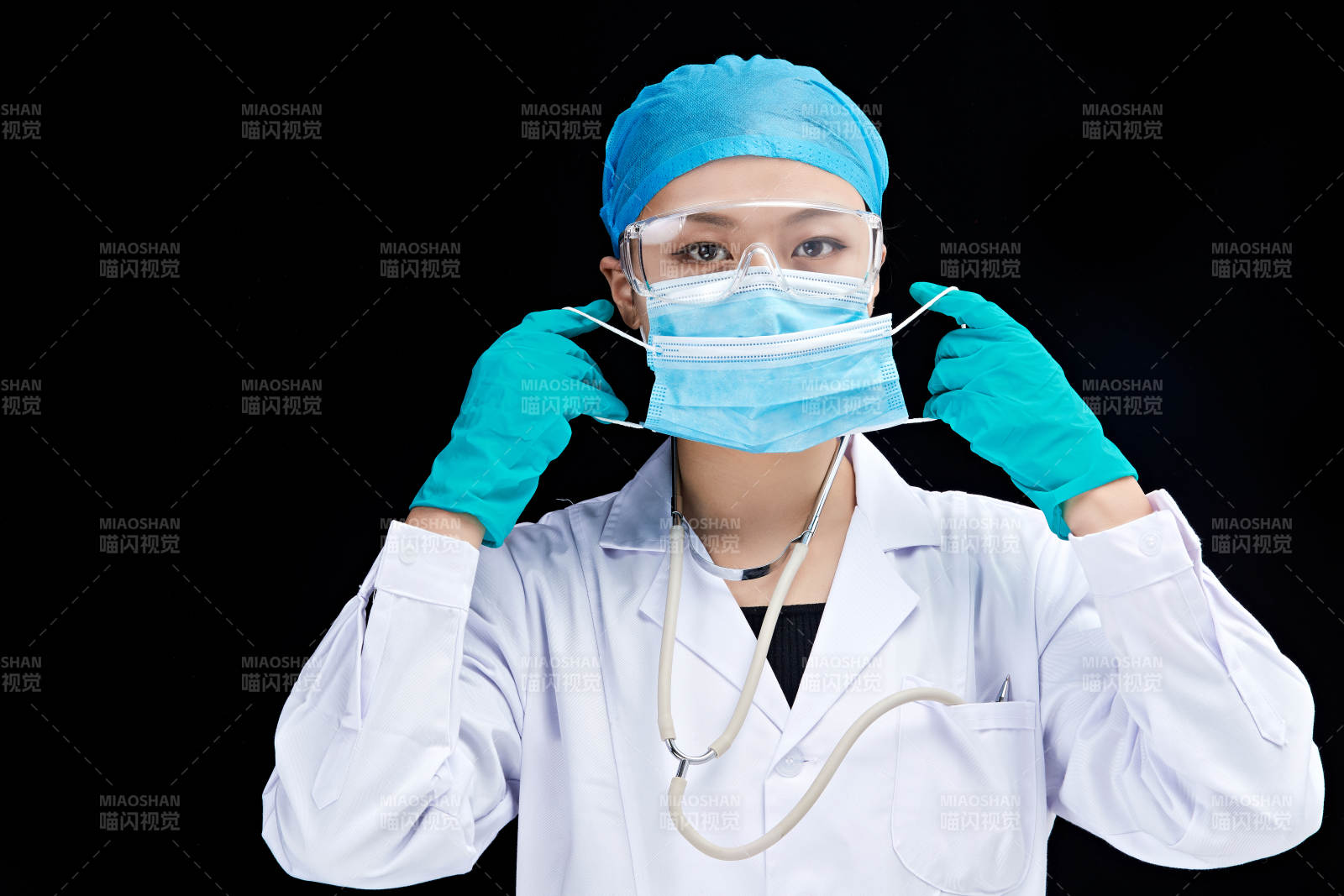 專業(yè)的醫(yī)護(hù)人員提示口罩佩戴的重要性