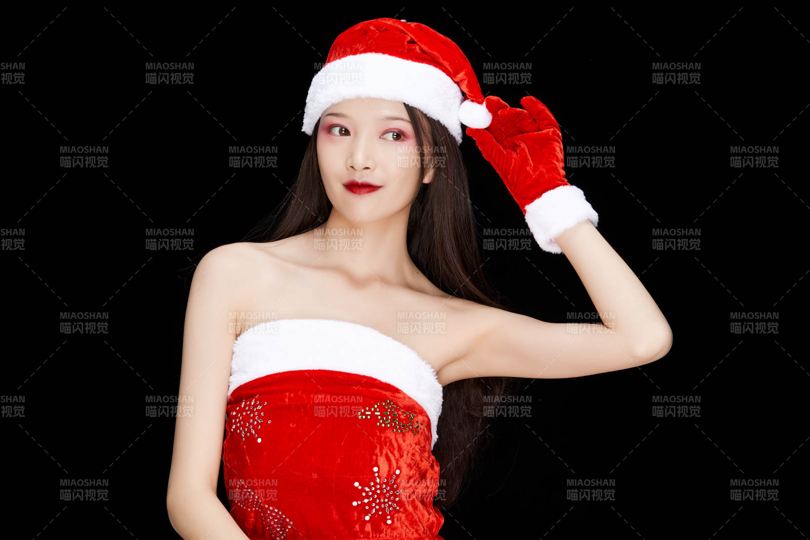 身穿圣诞服饰手提购物袋性感可爱的圣诞女郎