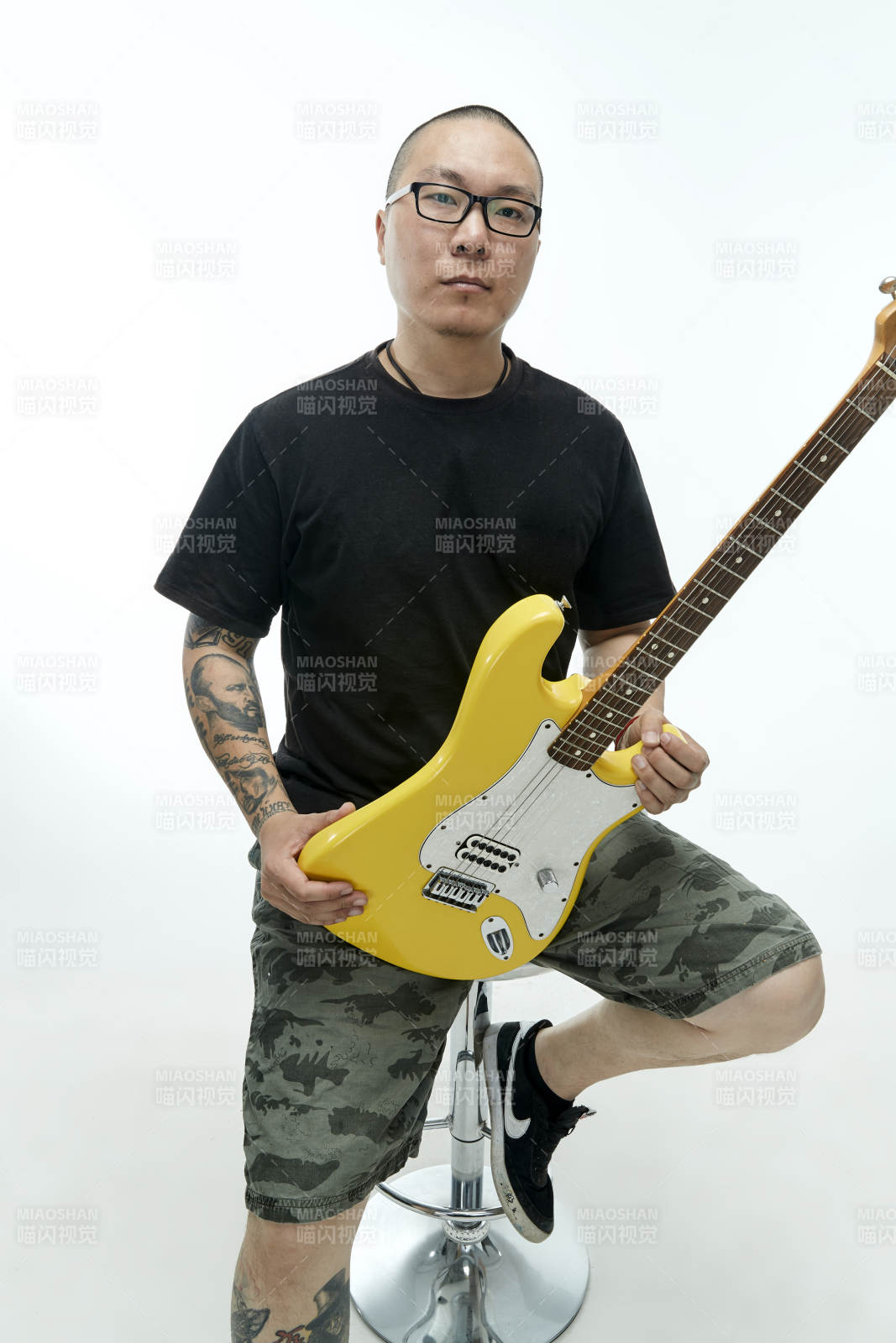 手持电吉他展示演奏的亚洲男性摇滚乐手人像