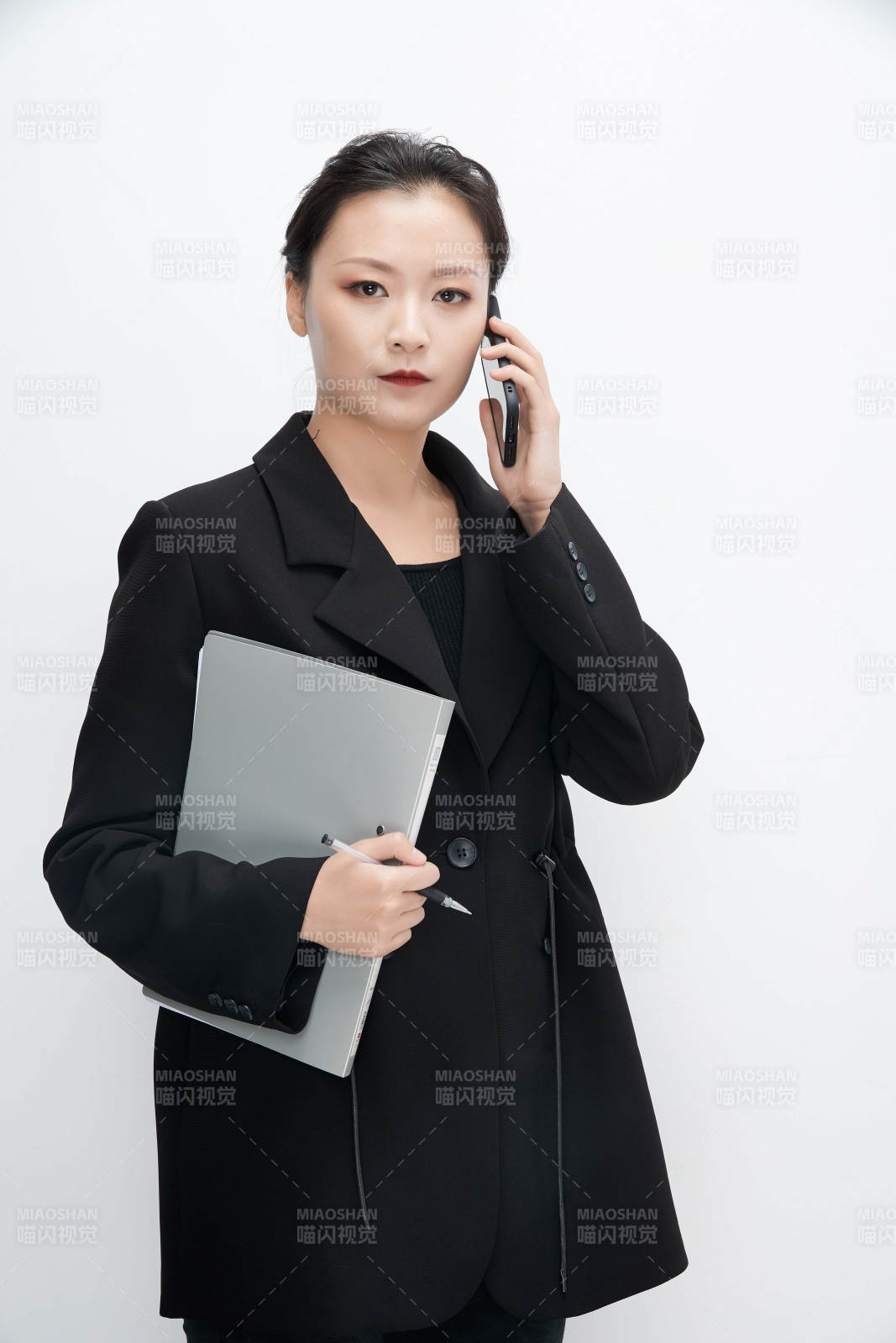 白色背景下拿著文件夾的美麗商務女士