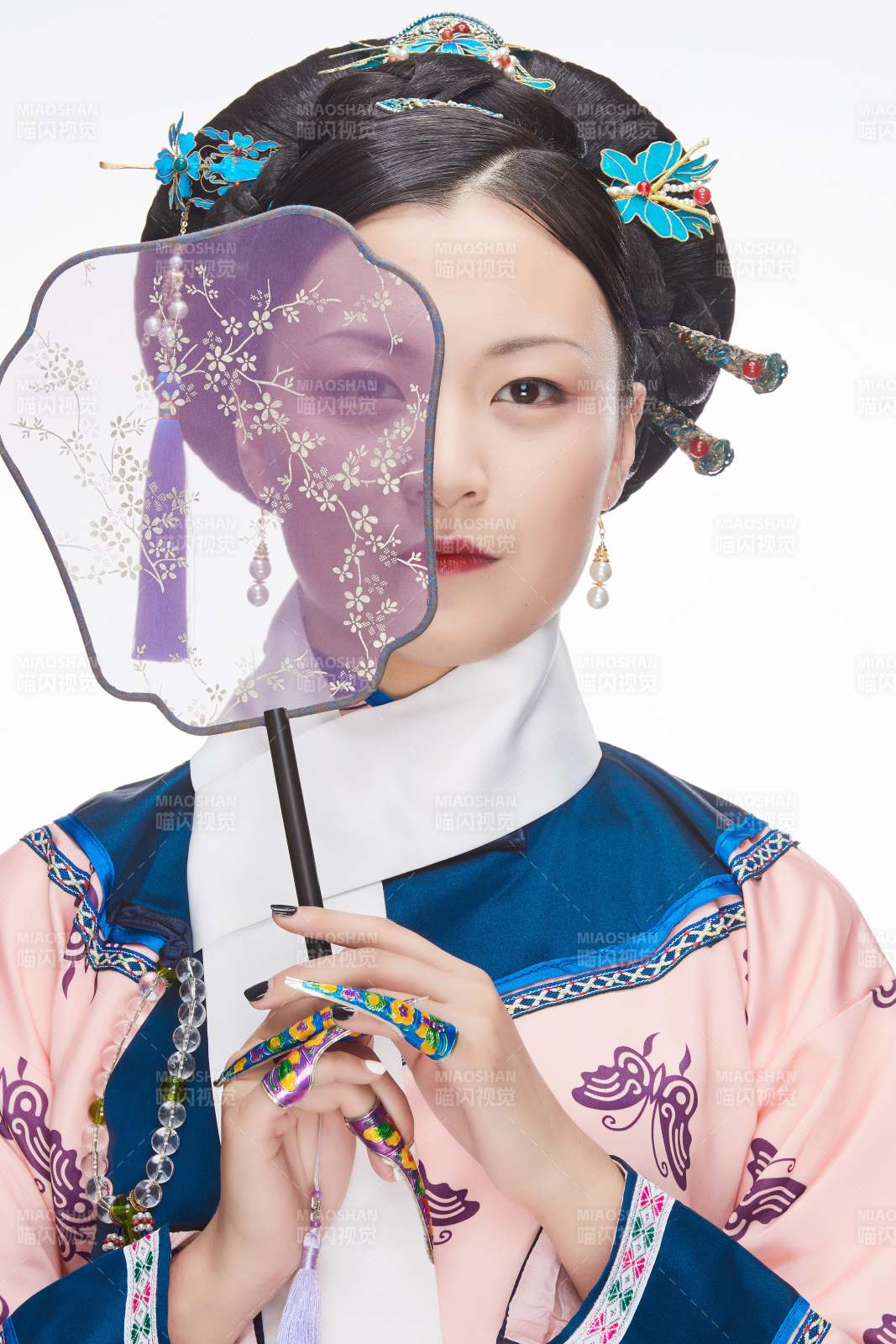 白色背景下的清代女性古裝造型清朝古裝