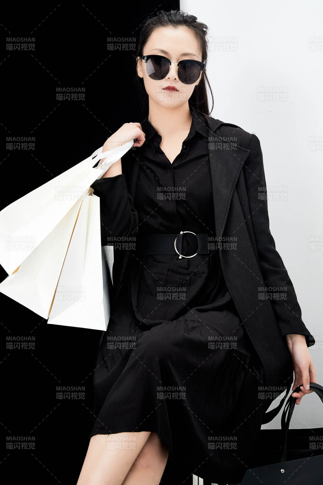 黑白色背景下的手提購物袋的時尚亞洲少女