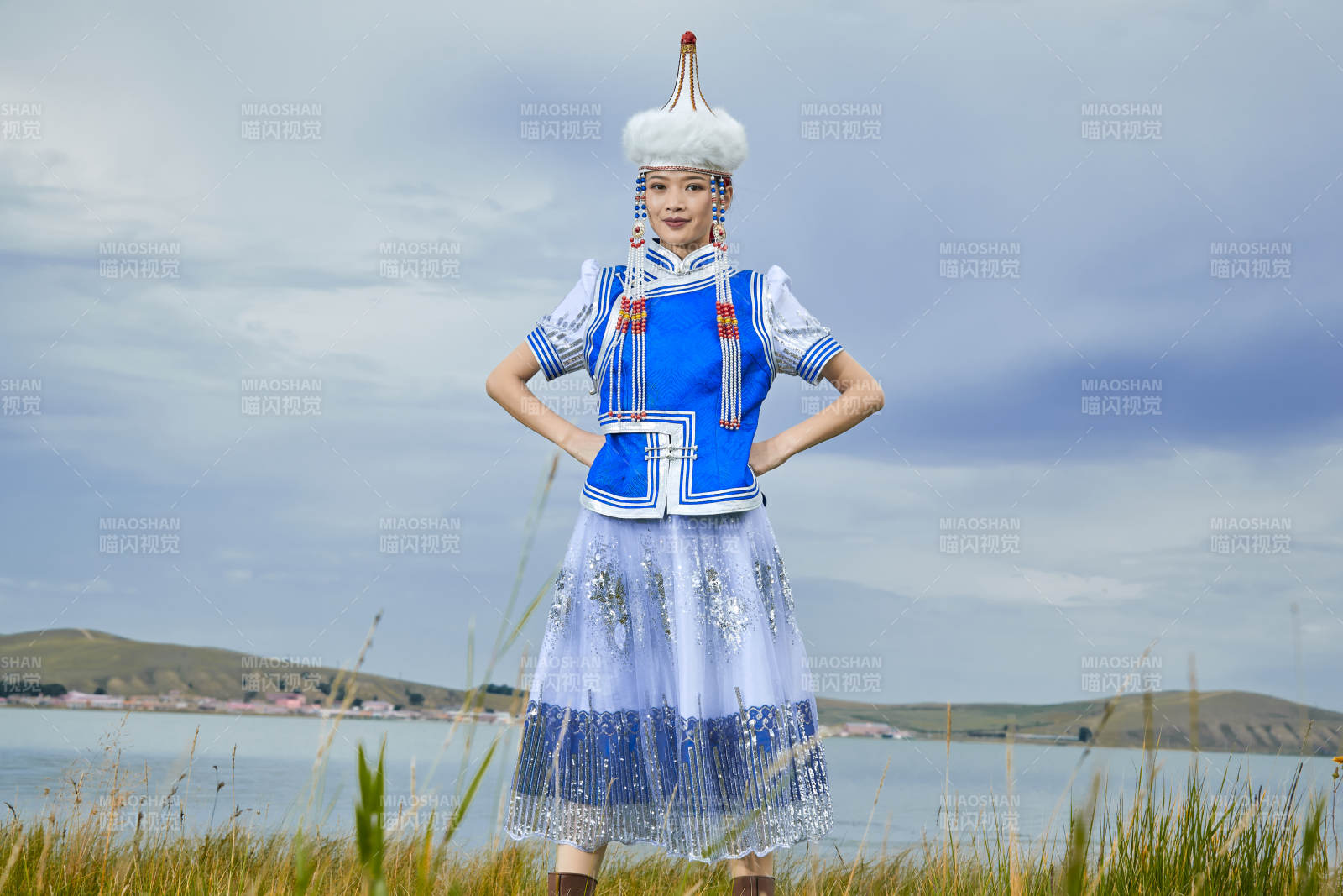 草原上身穿豪華蒙古族服飾的蒙族少女