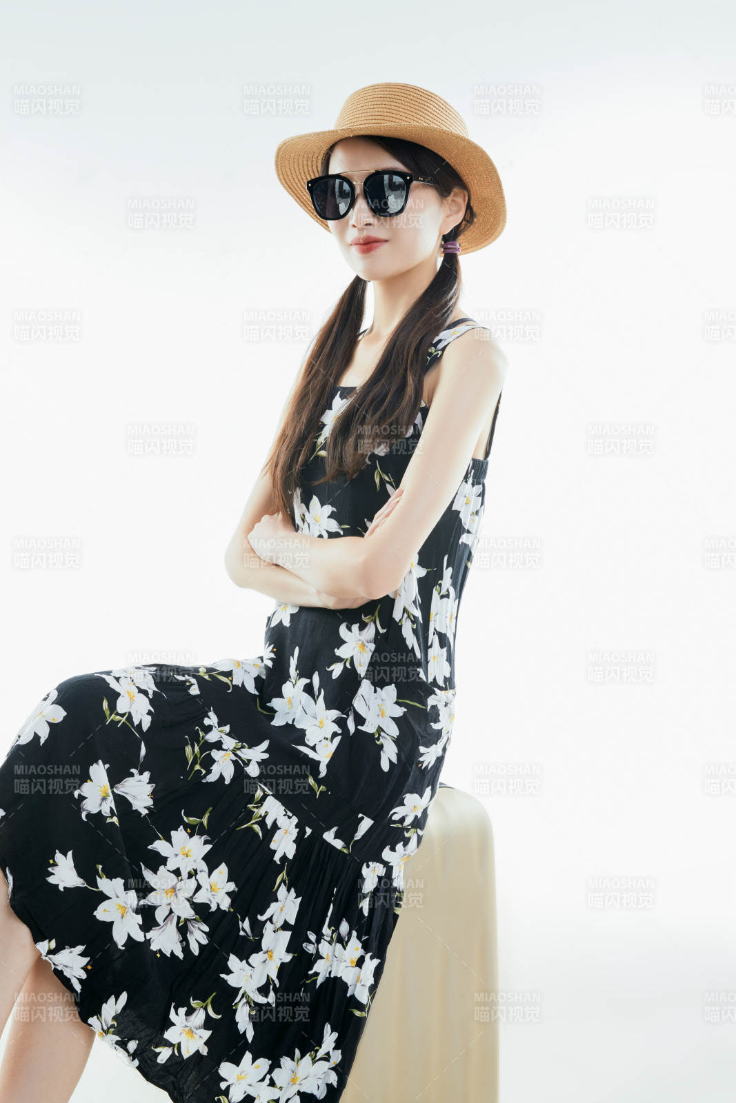 白色背景下準備出發旅行的美麗東方女大學生