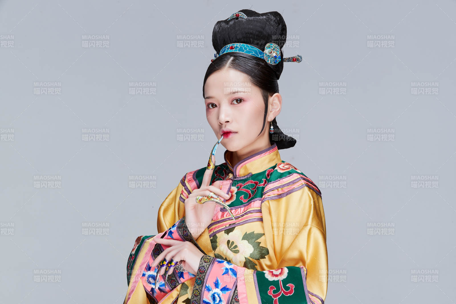 白色背景下的清代女性古裝造型清朝古裝