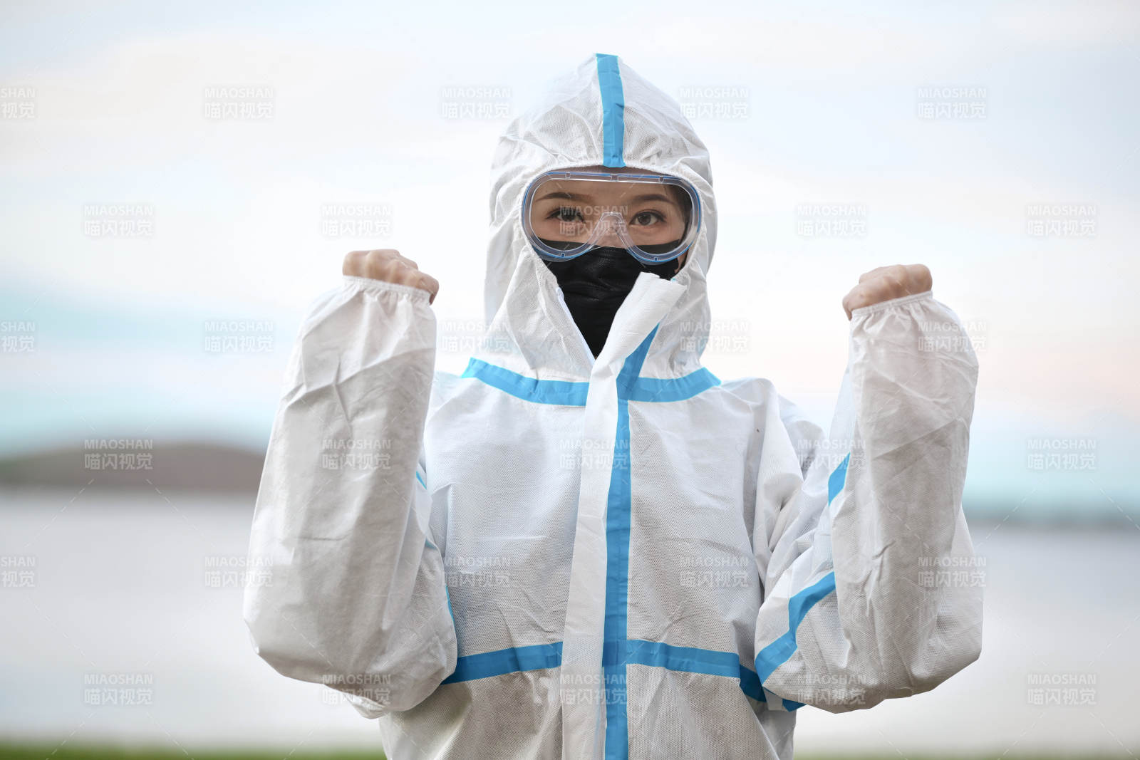 穿白色防护服佩戴护目镜口罩的女性防护人员