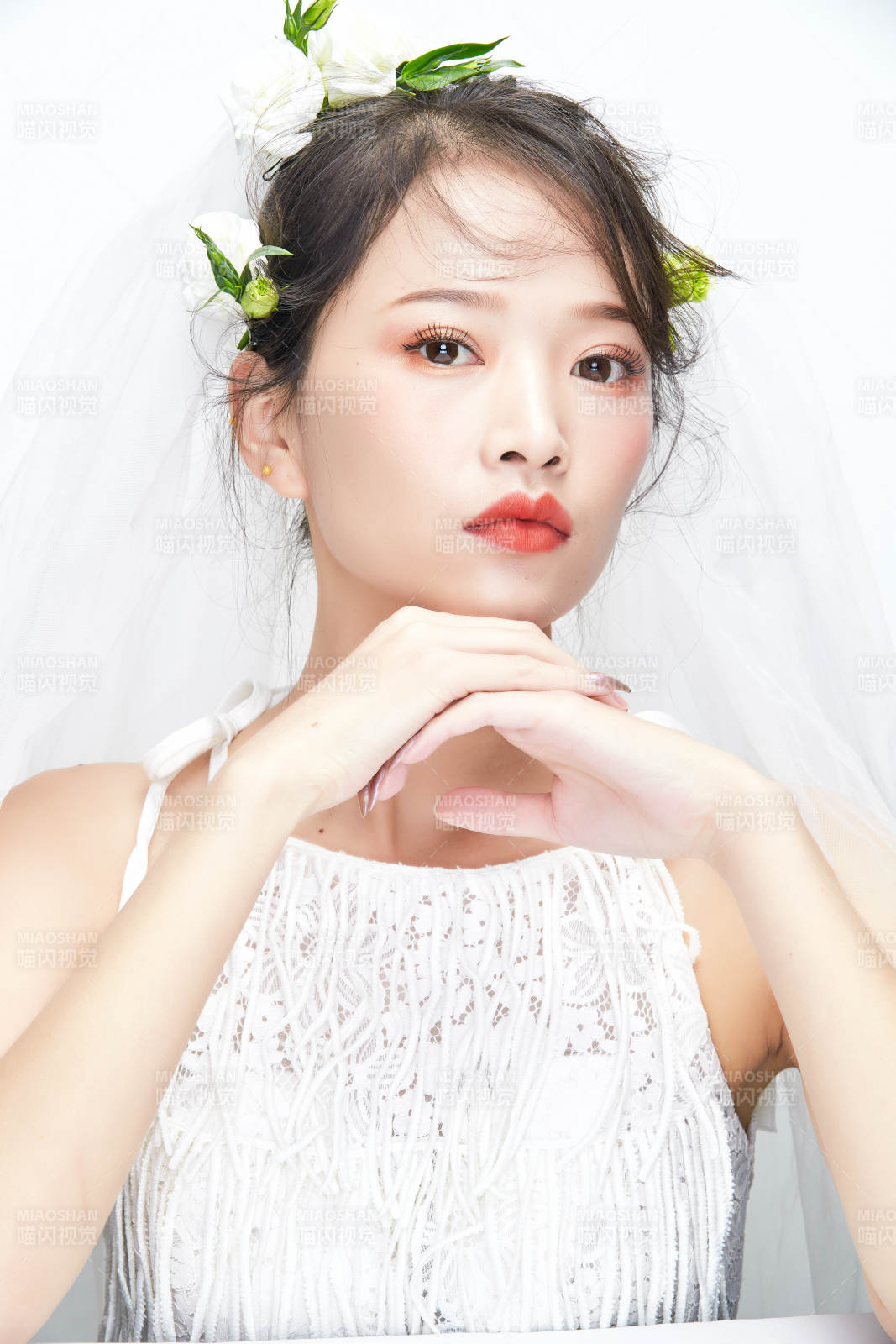 棚拍白色背景下的新娘美妝