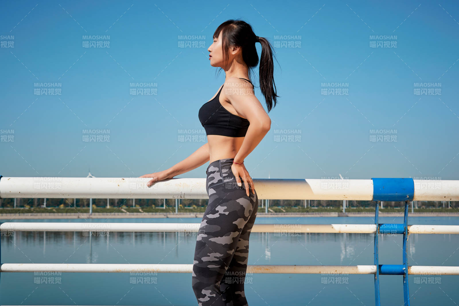 戶外河畔公園進行跑步鍛煉的亞洲女性