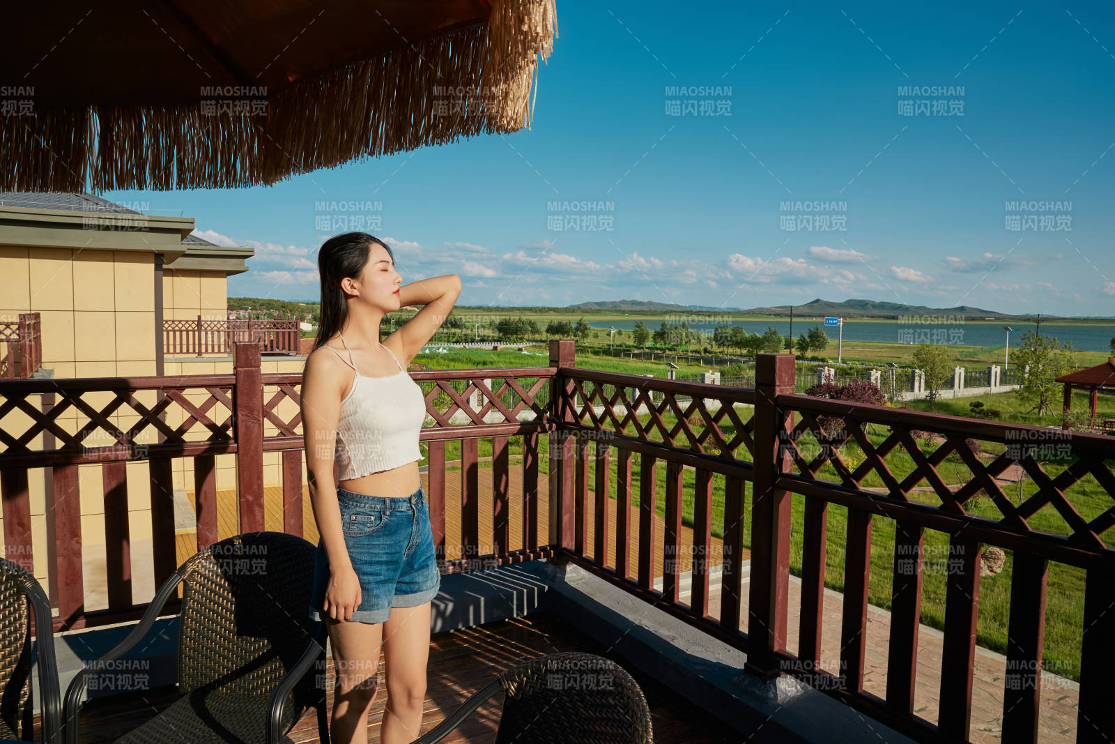 度假區酒店別墅天臺上的美女