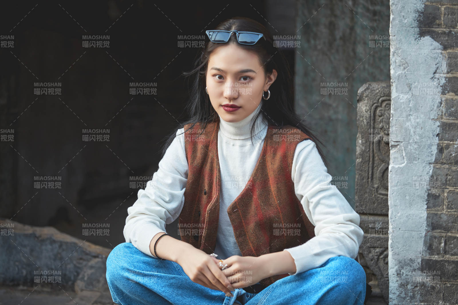 老舊城區里穿著復古港風的美麗清純少女