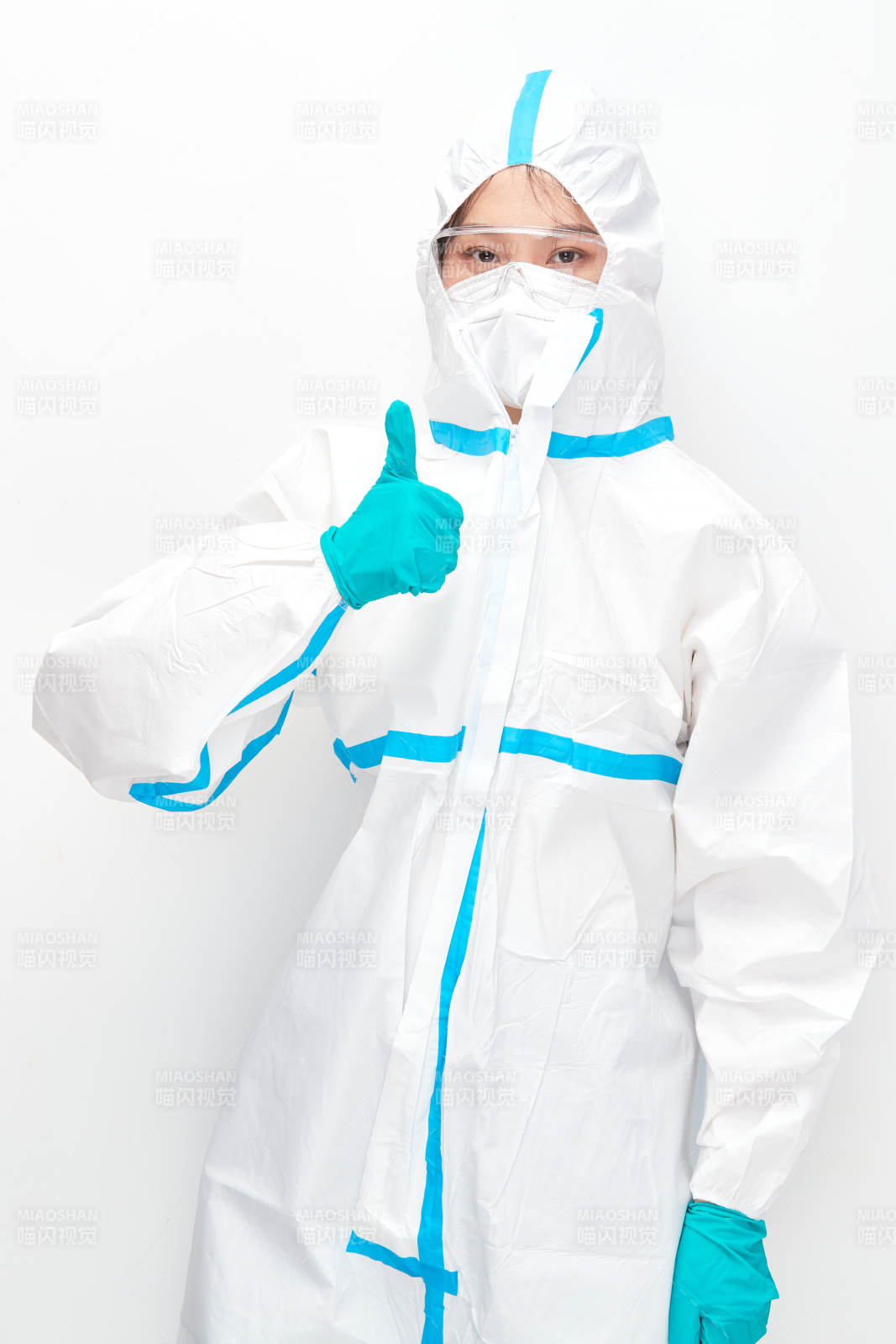 穿白色防護服佩戴護目鏡口罩的女性醫療人員