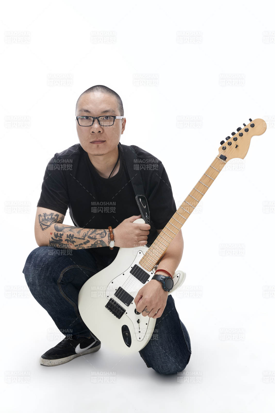 手持電吉他展示演奏的亞洲男性搖滾樂手人像