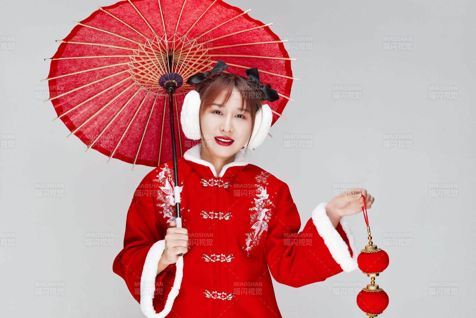 手打油紙傘手提紅燈籠身穿喜慶漢服的可愛少女