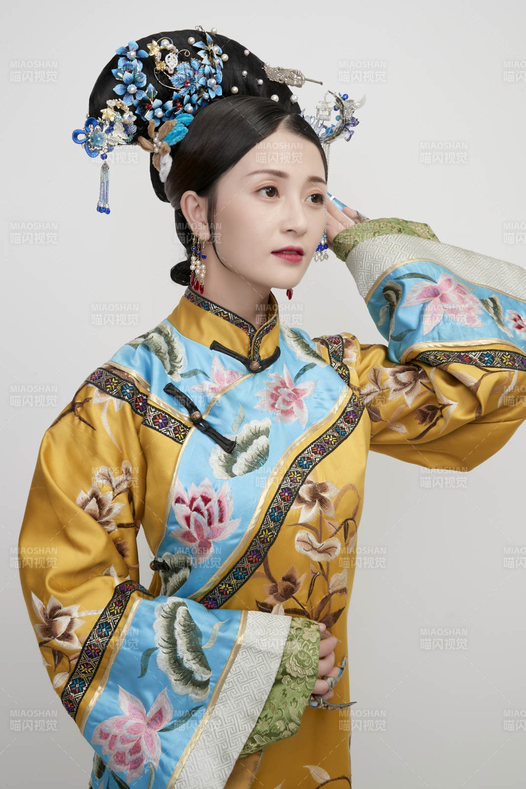 白色背景下的清代女性古裝造型清朝古裝