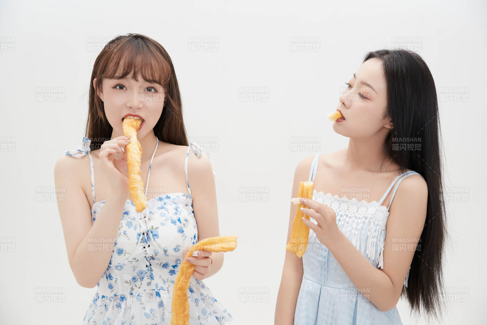 吃油條的亞洲可愛美女閨蜜