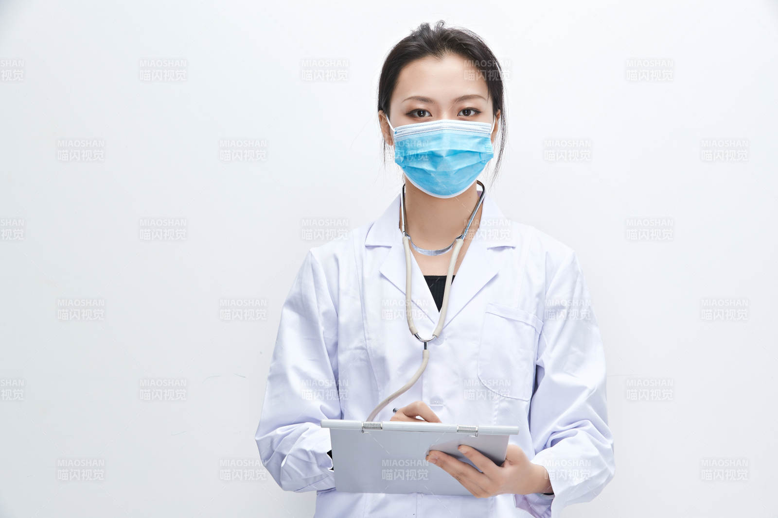 白色背景下手持病歷夾的巡查醫(yī)生人像