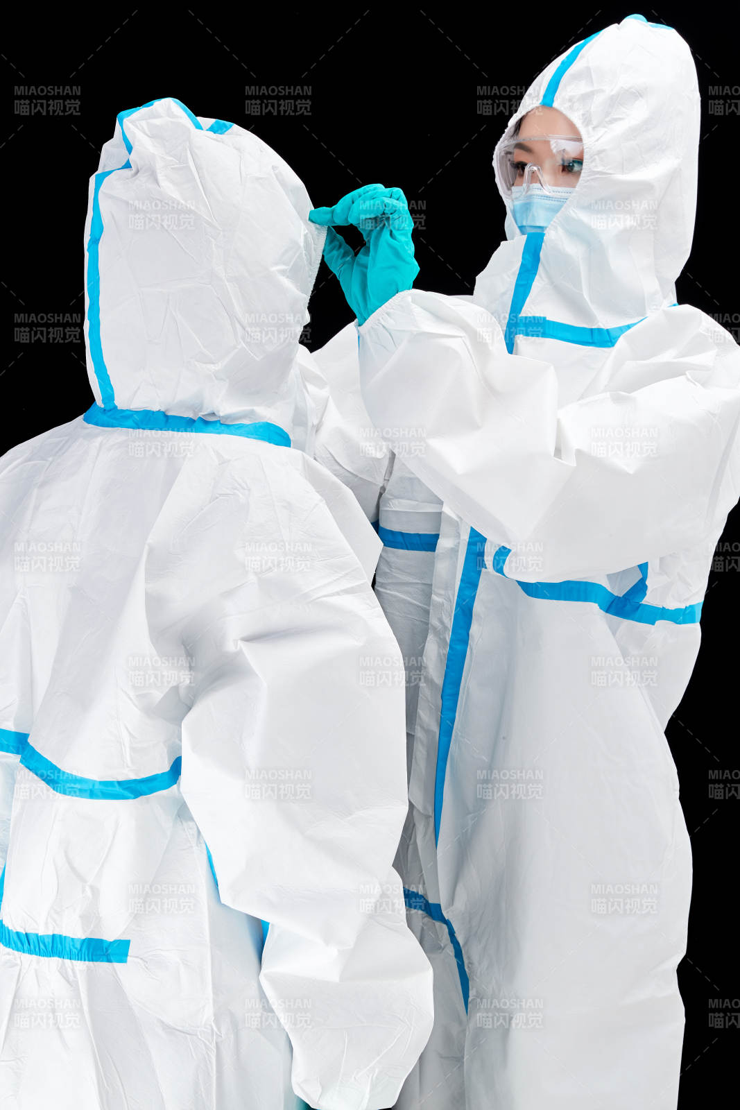 穿白色防护服佩戴护目镜口罩的防疫人员