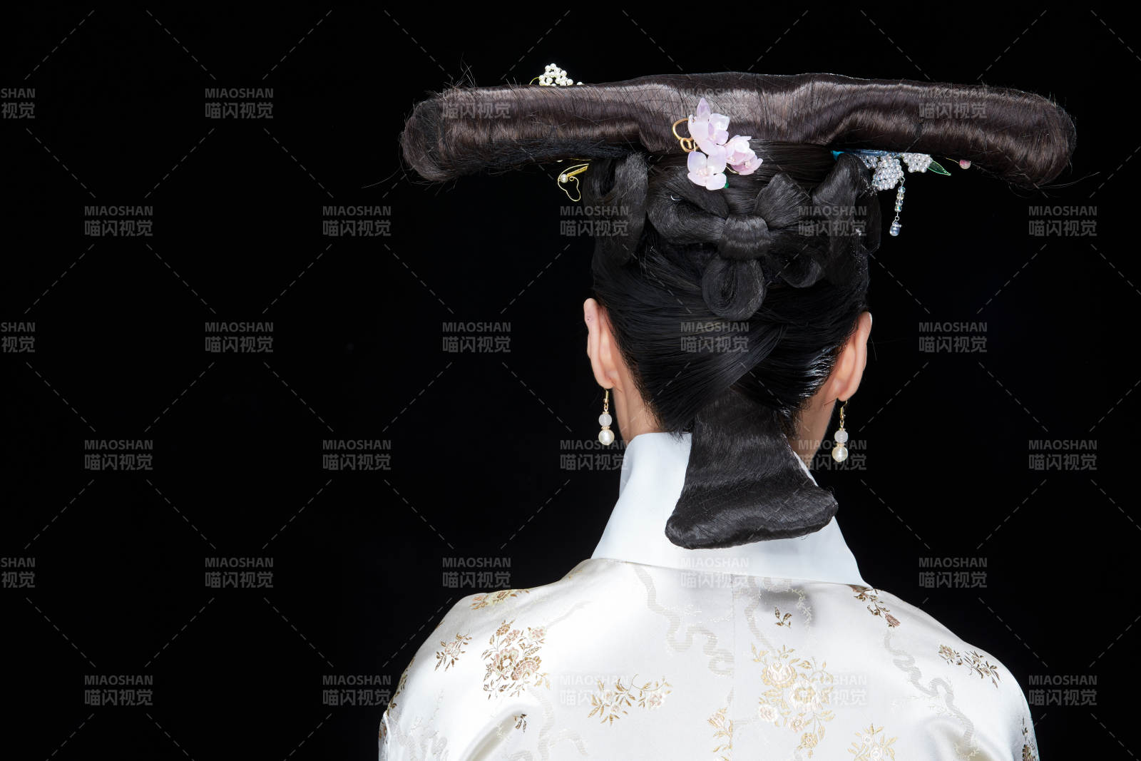 黑色背景下的清代女性古裝造型清朝古裝