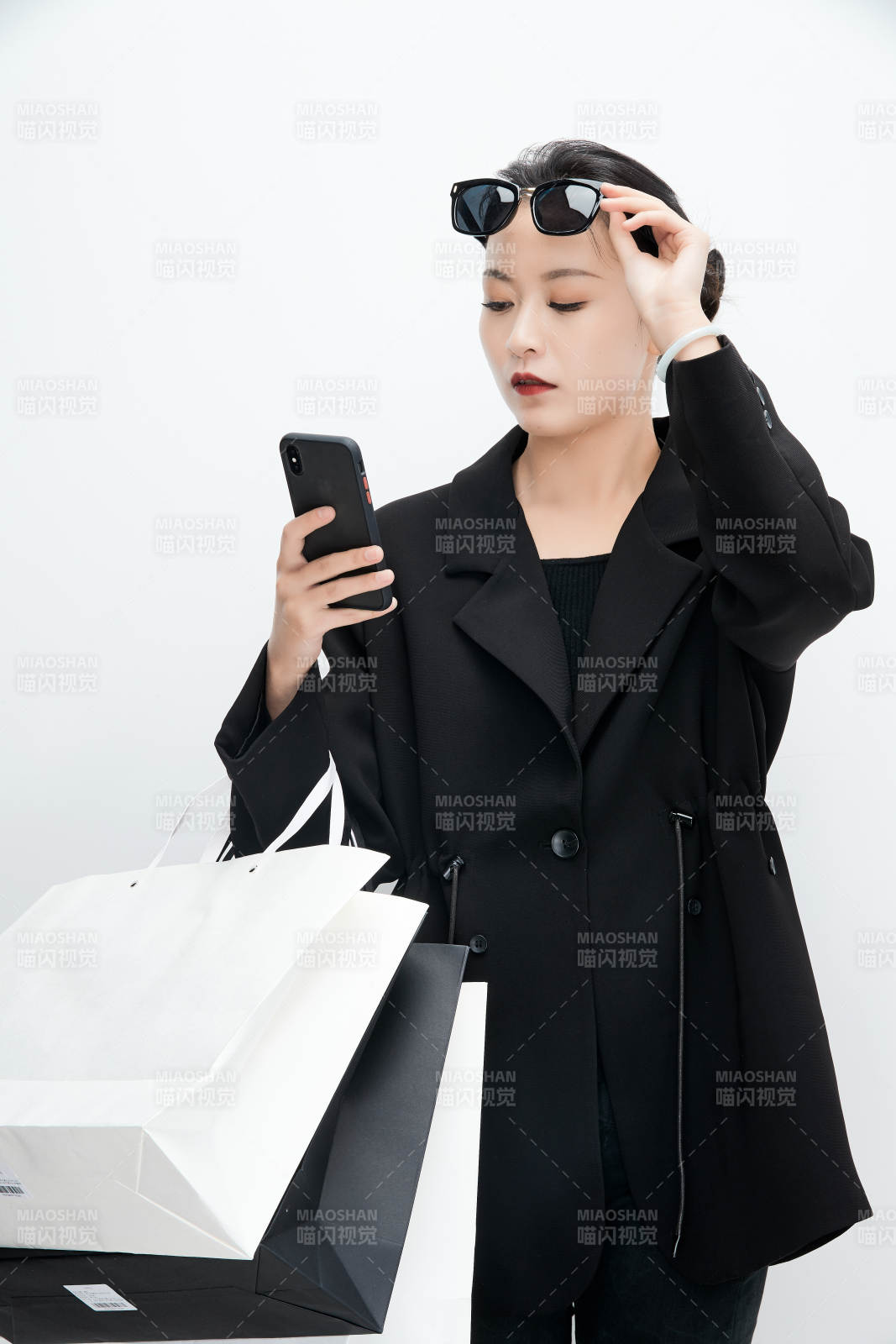 白色背景下手提購物袋時(shí)尚美麗的亞洲少女