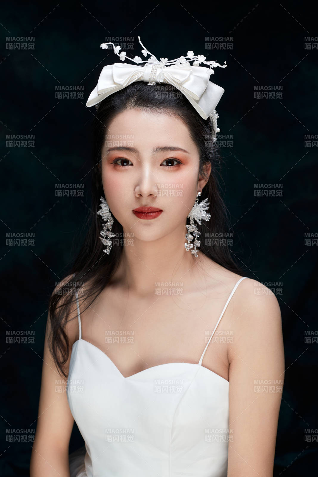 黑色背景下的女性復古婚紗妝面