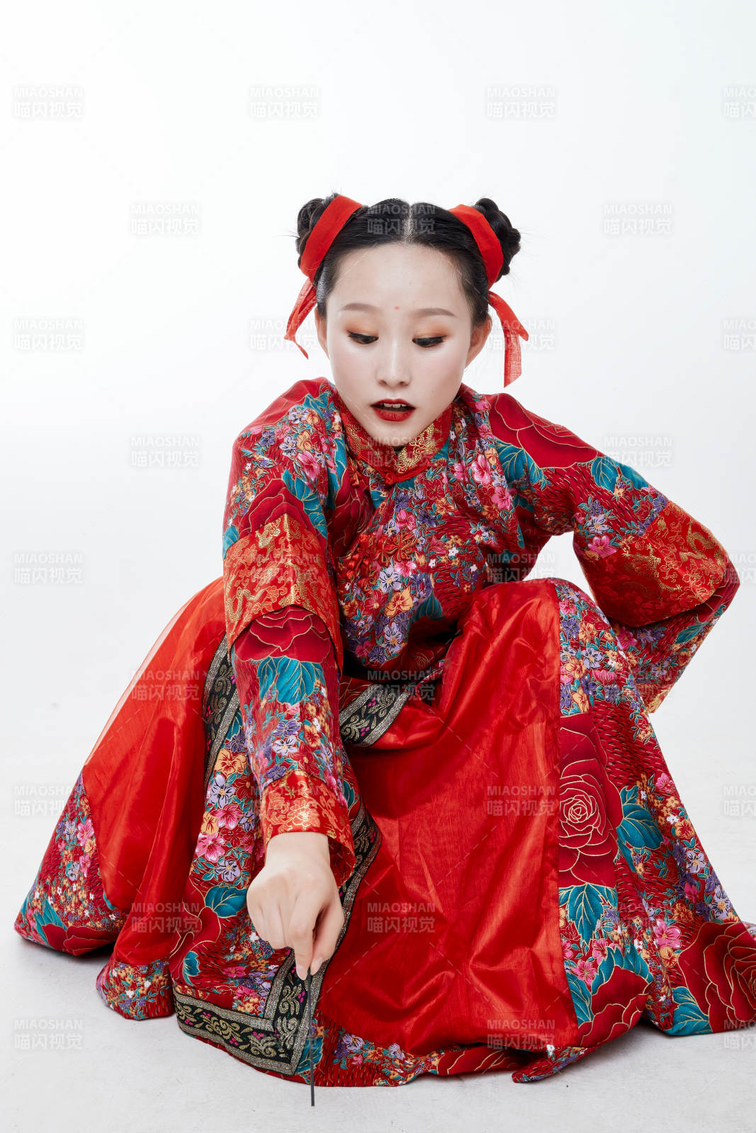 身穿中國傳統(tǒng)服飾的青年女性