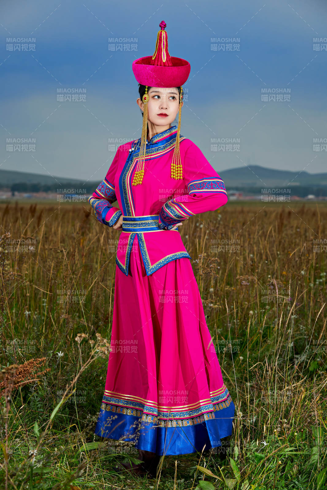草原上身穿豪華蒙古族服飾的蒙族少女