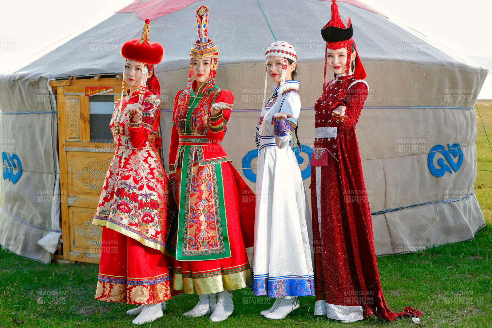 草原上穿著蒙古族傳統服飾的亞洲年輕美少女