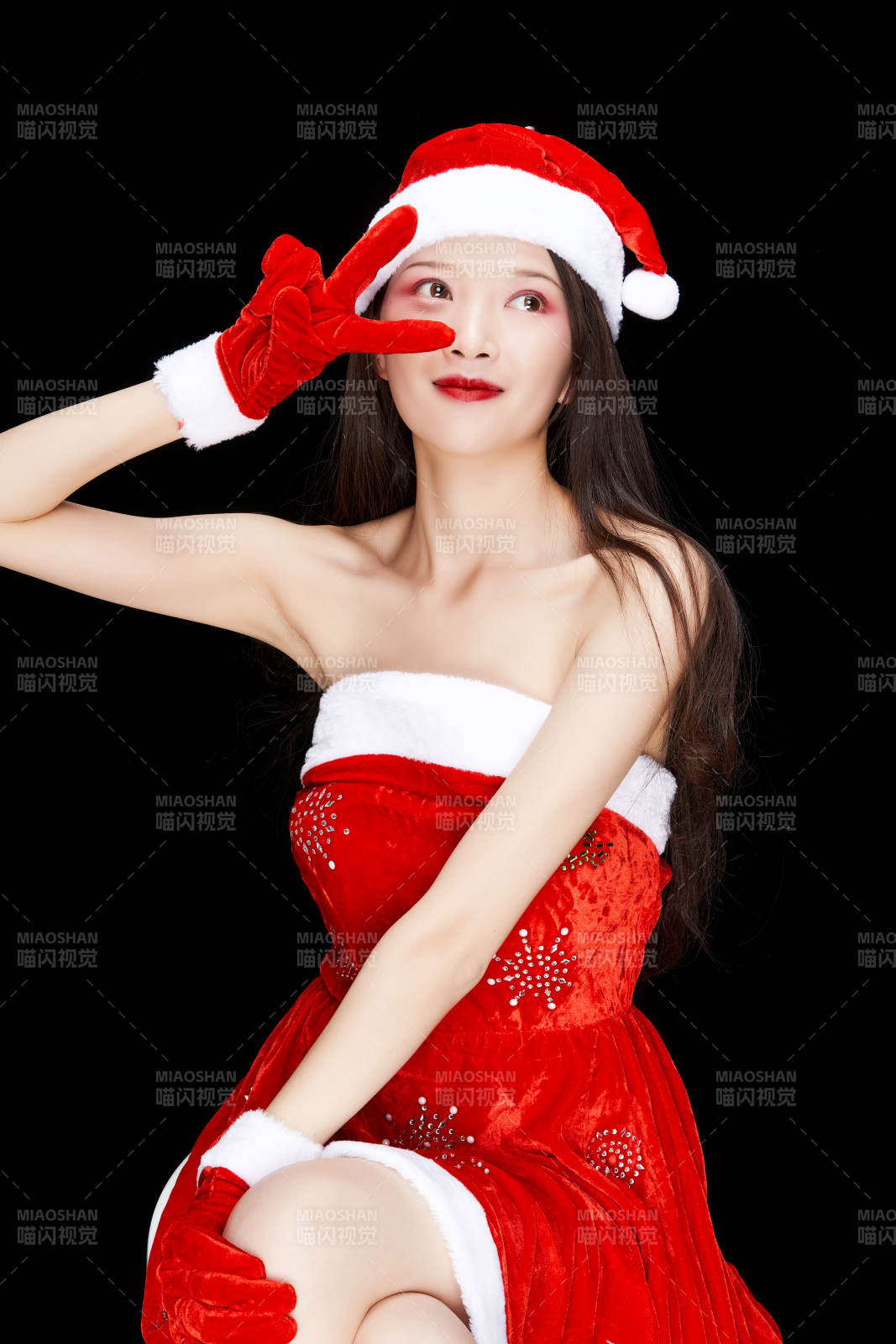 身穿圣誕服飾手提購物袋性感可愛的圣誕女郎