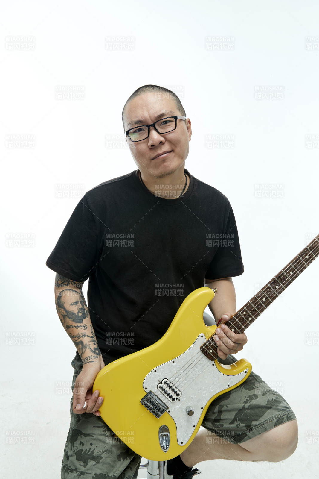 手持電吉他展示演奏的亞洲男性搖滾樂手人像