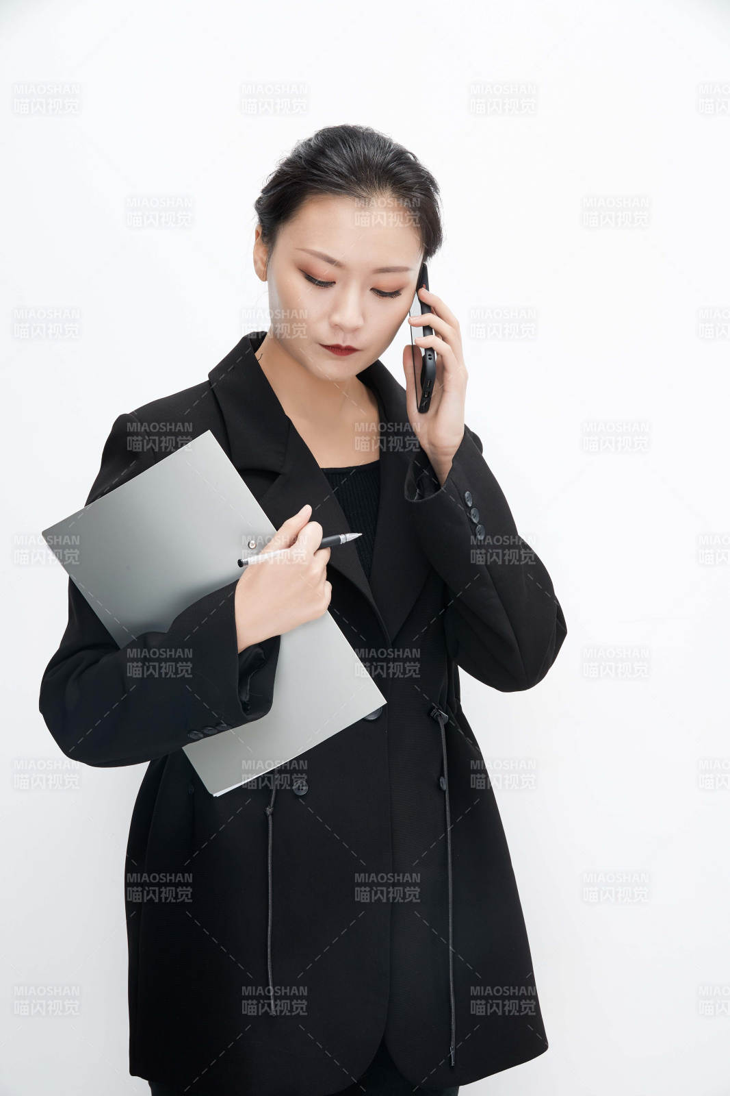 白色背景下拿著文件夾的美麗商務(wù)女士