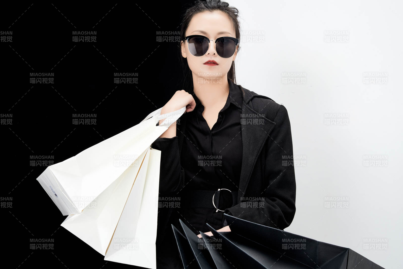 黑白色背景下的手提購物袋的時尚亞洲少女