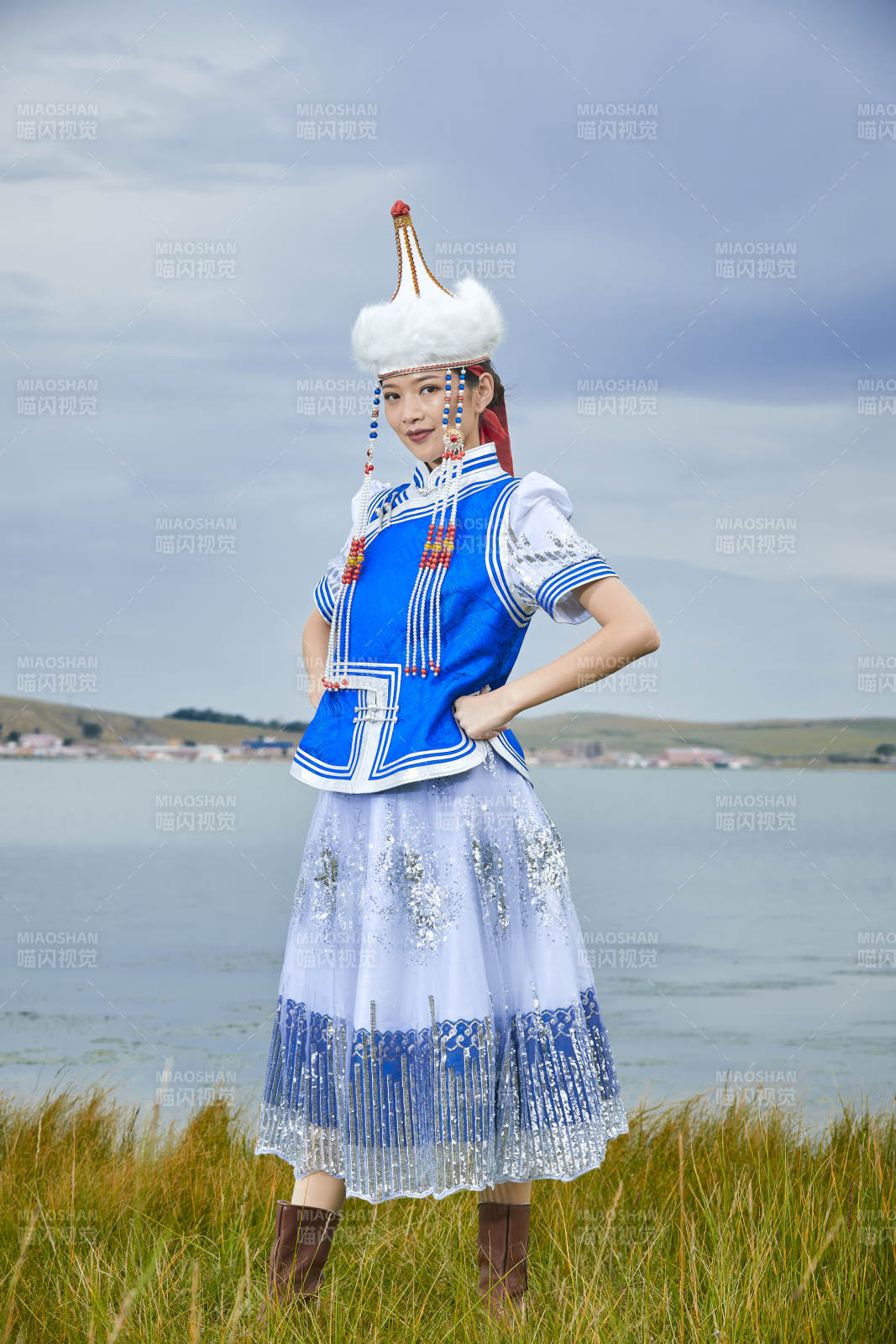 草原上身穿豪華蒙古族服飾的蒙族少女