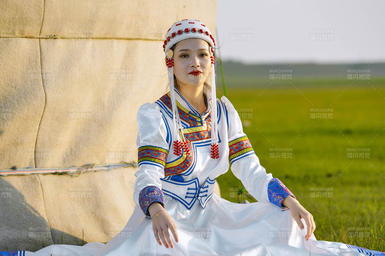 草原上穿著蒙古族傳統(tǒng)服飾的亞洲年輕美少女