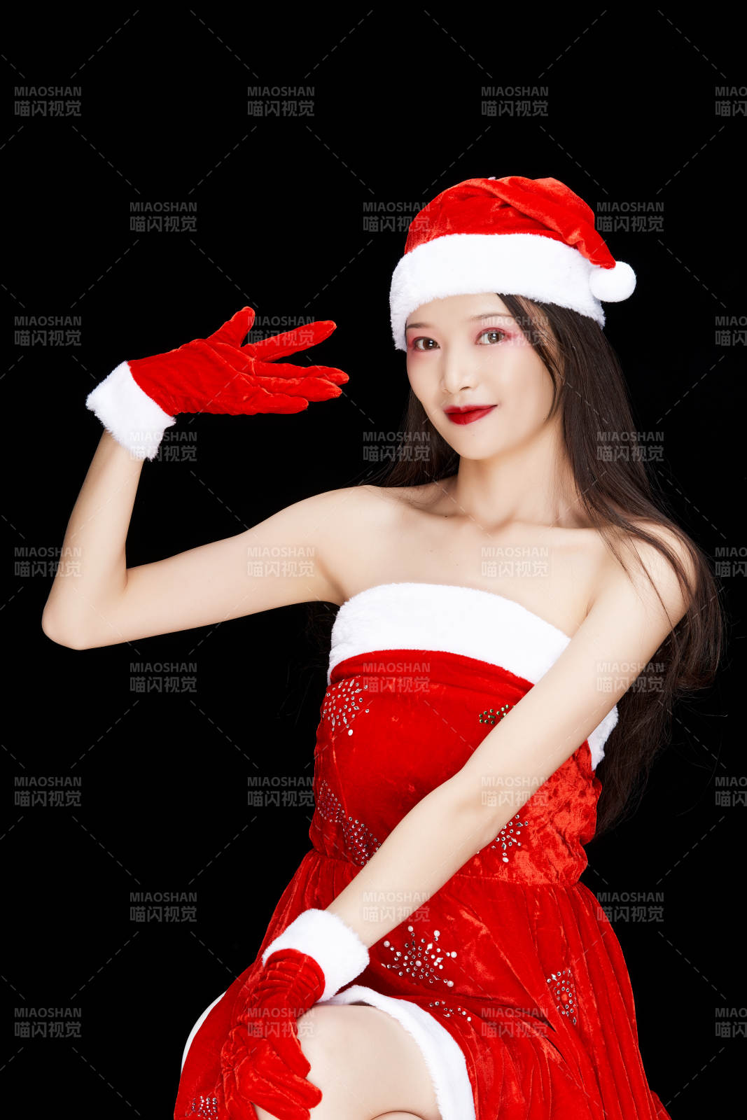 身穿圣诞服饰手提购物袋性感可爱的圣诞女郎