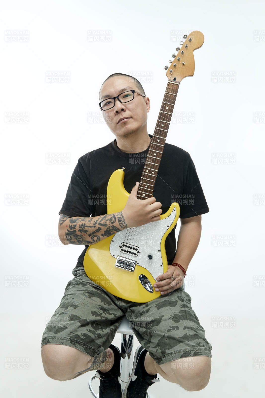 手持電吉他展示演奏的亞洲男性搖滾樂手人像