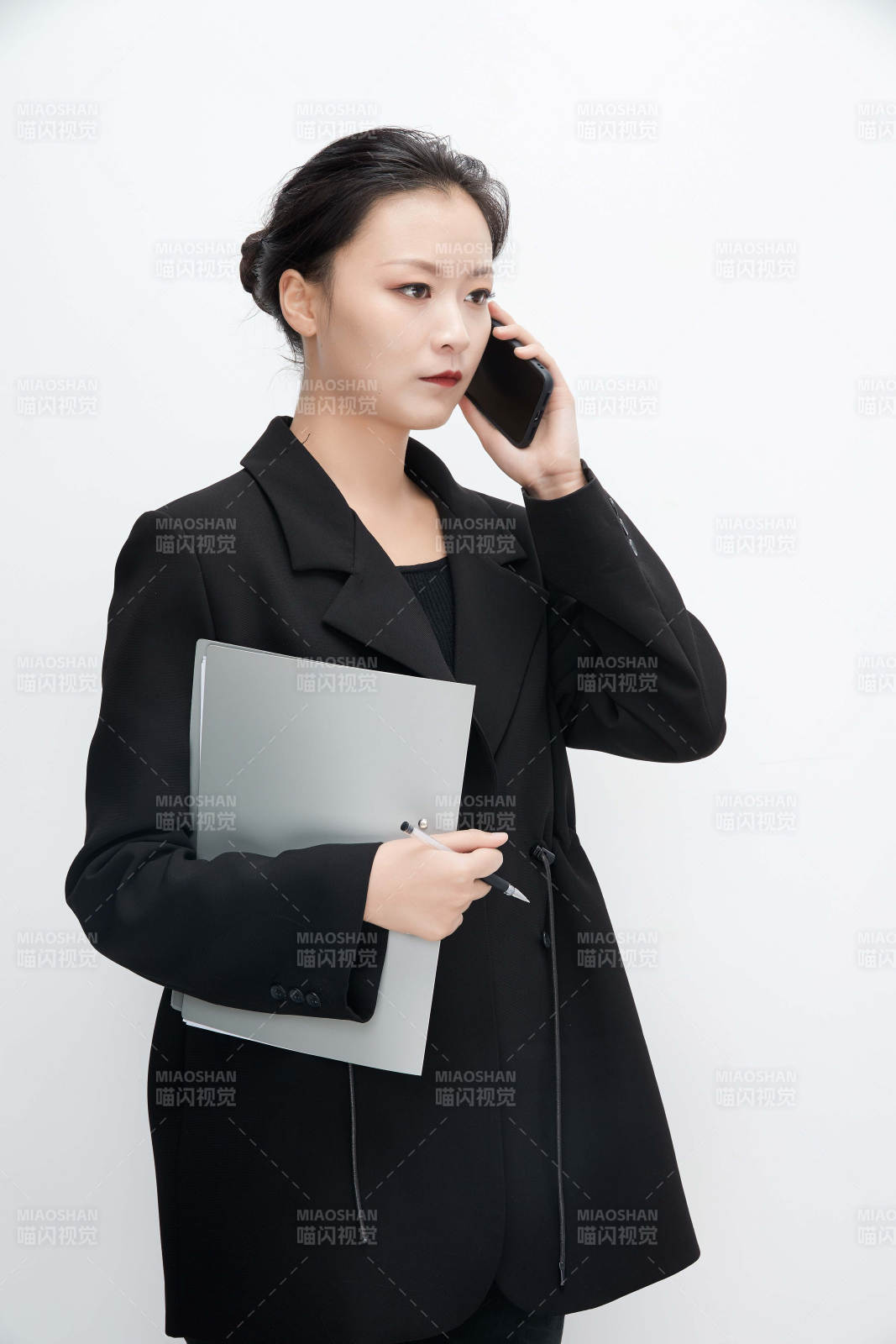 白色背景下拿著文件夾的美麗商務(wù)女士