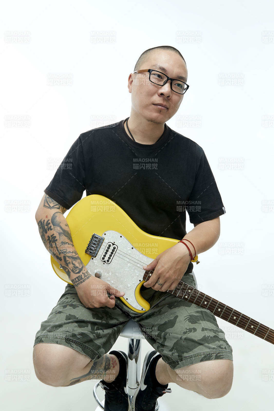 手持電吉他展示演奏的亞洲男性搖滾樂手人像