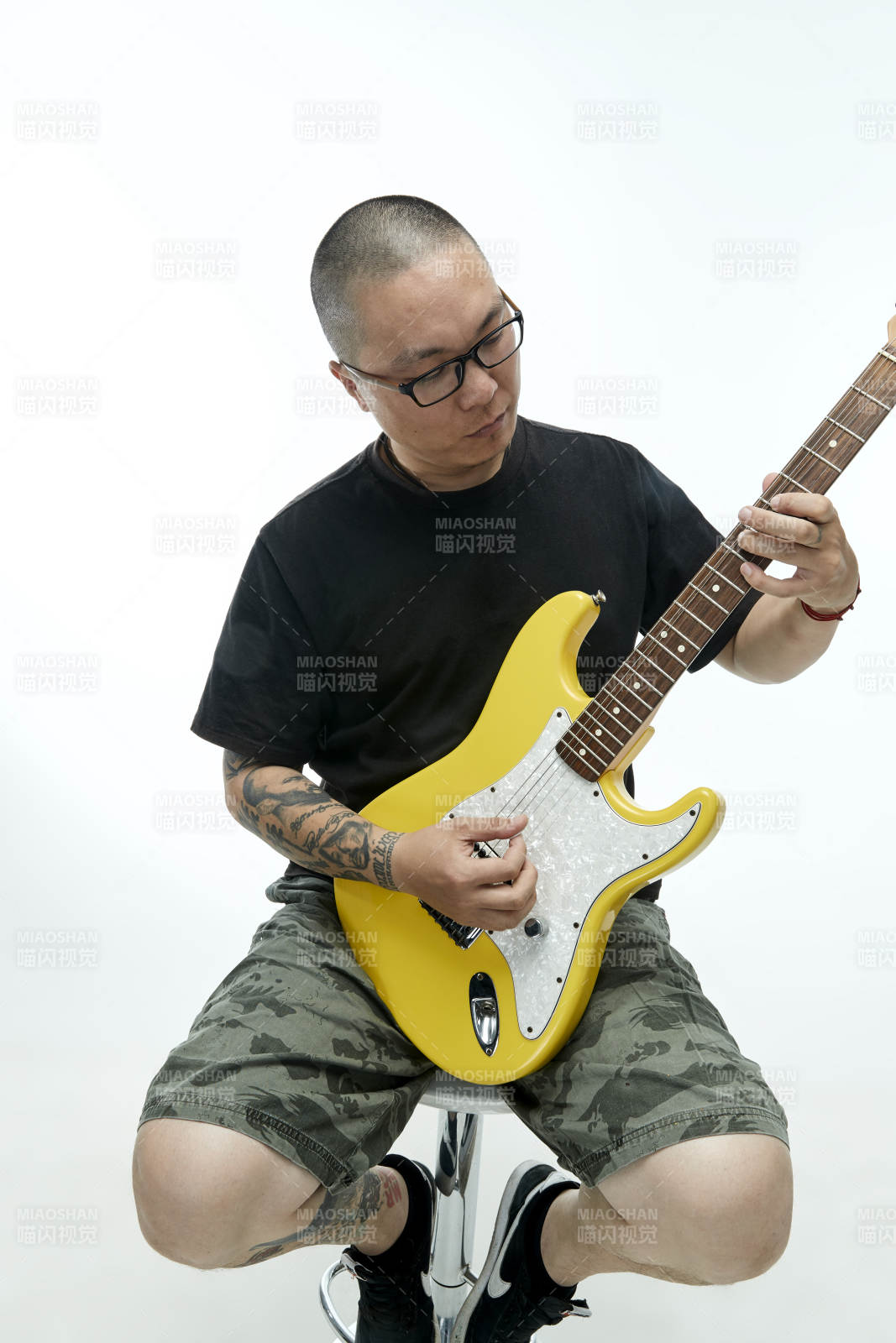 手持電吉他展示演奏的亞洲男性搖滾樂手人像