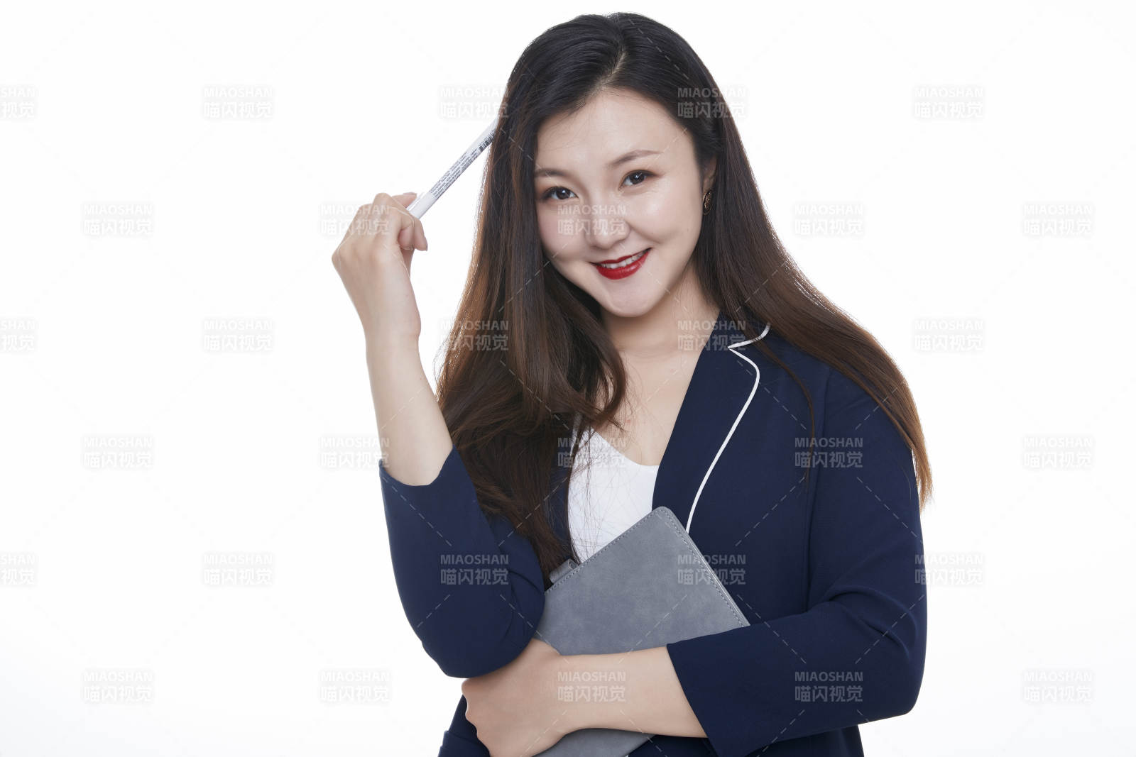 棚拍白色背景的亞洲青年女性商務公關