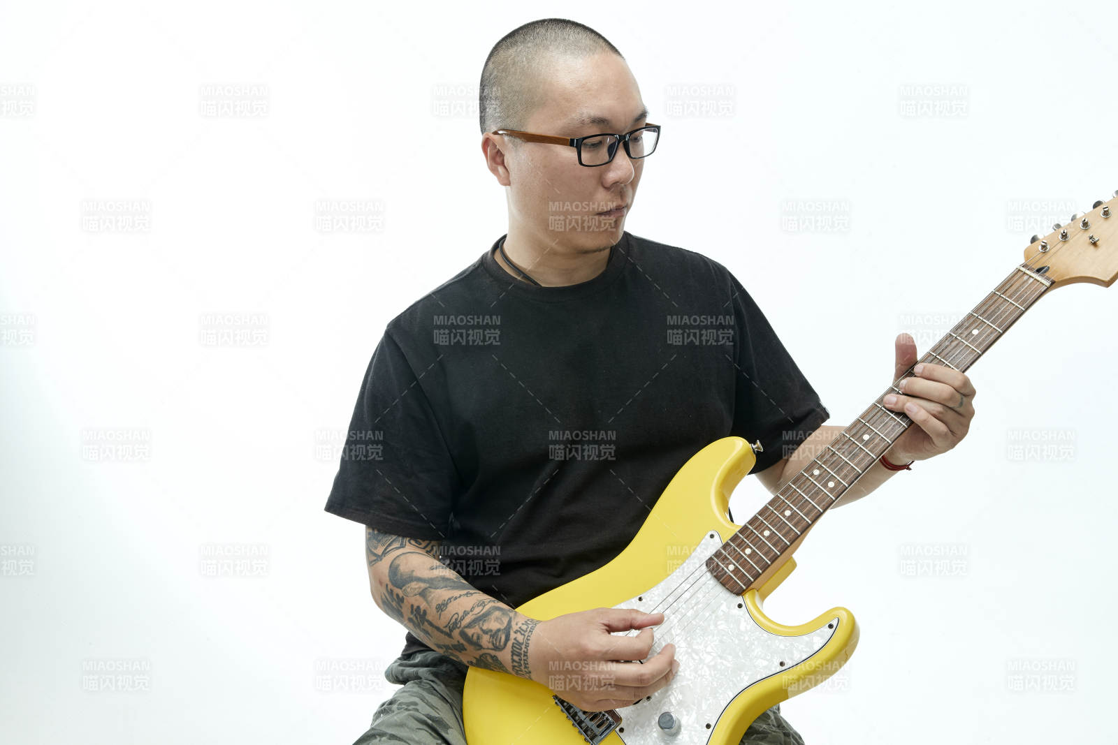 手持電吉他展示演奏的亞洲男性搖滾樂手人像