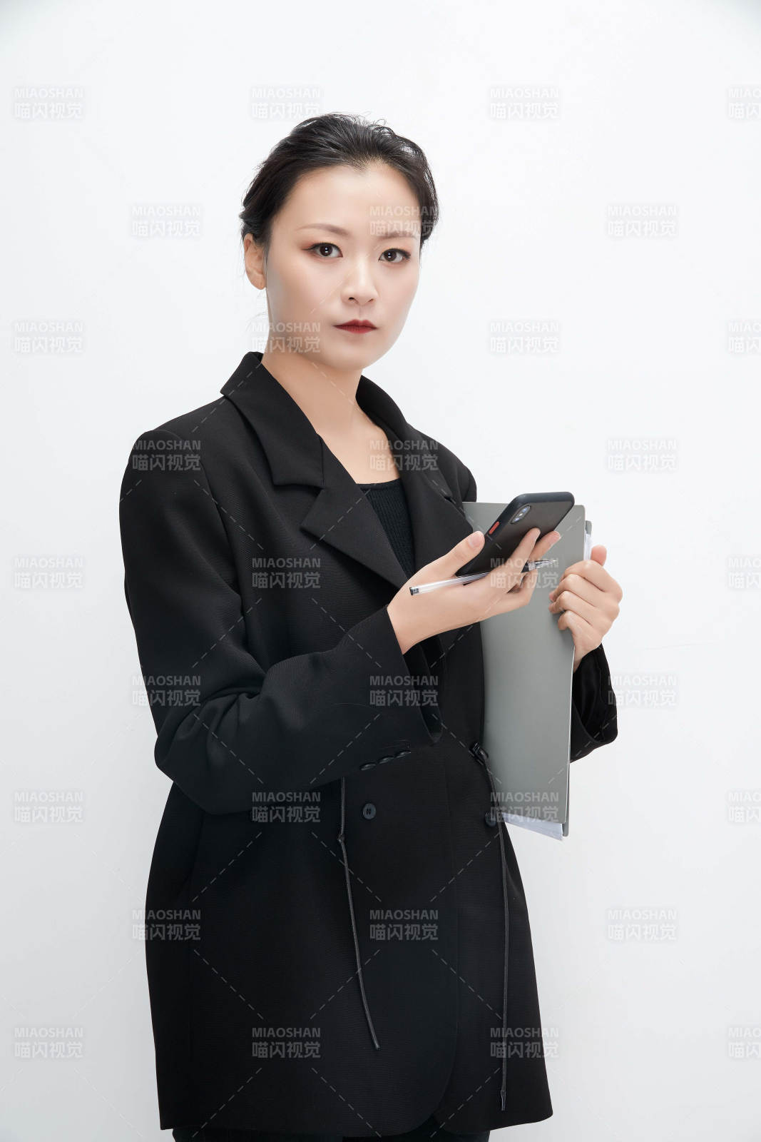 白色背景下拿著文件夾的美麗商務女士